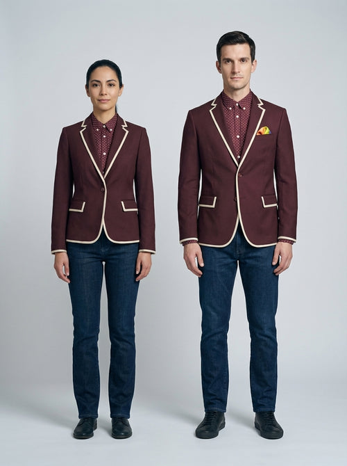 Blazer Vino con Ribete Crema y Camisa Punteada para Hotel Boutique
