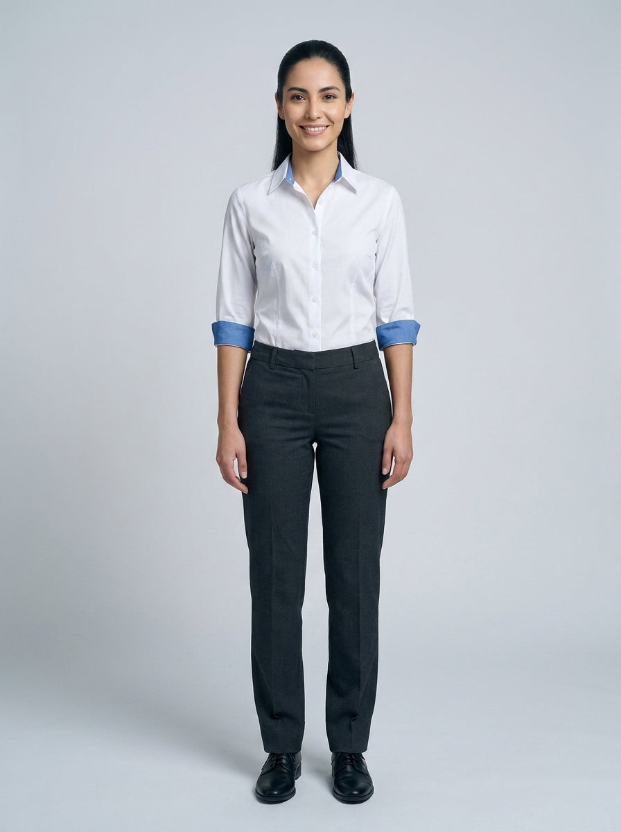 Blusa Blanca Manga 3/4 con Puño Azul para Recepcionista de Hotel