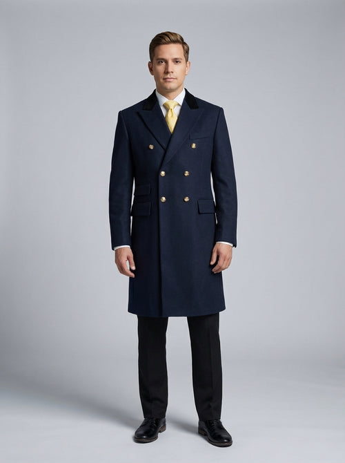 Caballero con abrigo largo azul marino de botones dorados y cuello de terciopelo para portero y concierge de hotel.
