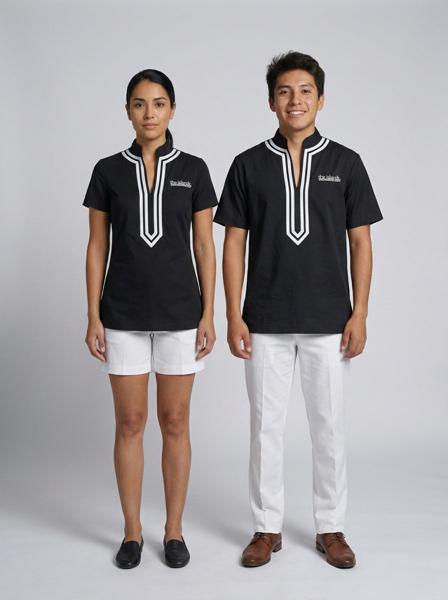 Dama y caballero con blusa y camisa negras de placket blanco bordado para personal de alberca de resort.