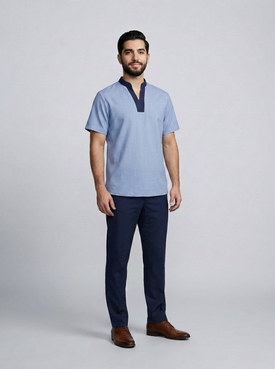 Caballero con camisa azul cielo de cuello azul marino y escote en V con pantalón azul marino para mozo de cuartos de hotel.