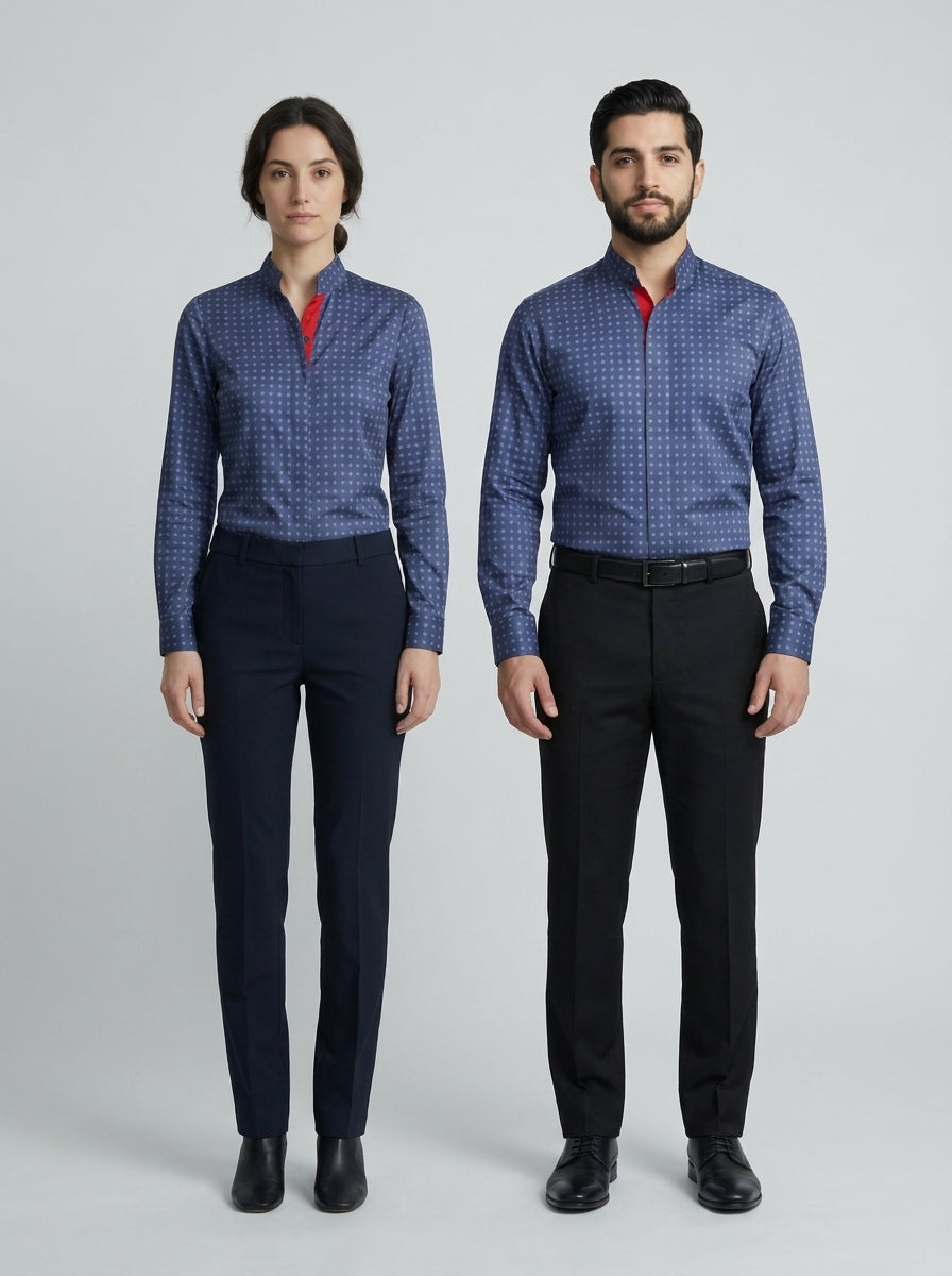 Camisa azul marino manga larga con estampado geométrico y cuello mao con interior rojo, versión femenina y masculina.