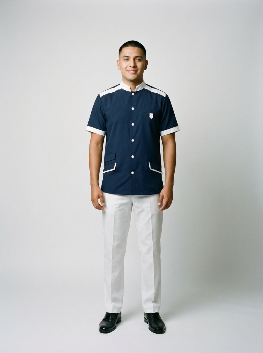 Camisa azul marino de manga corta con canesú, puños y bolsillos blancos, para bellboy de hotel.