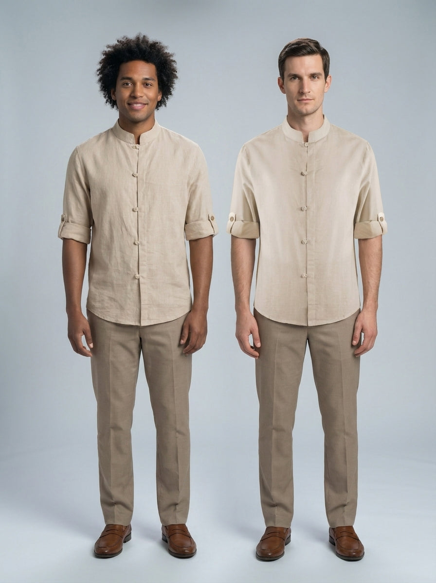 Dos caballeros con camisa beige de cuello mao y botones de presilla estilo asiático para restaurante.