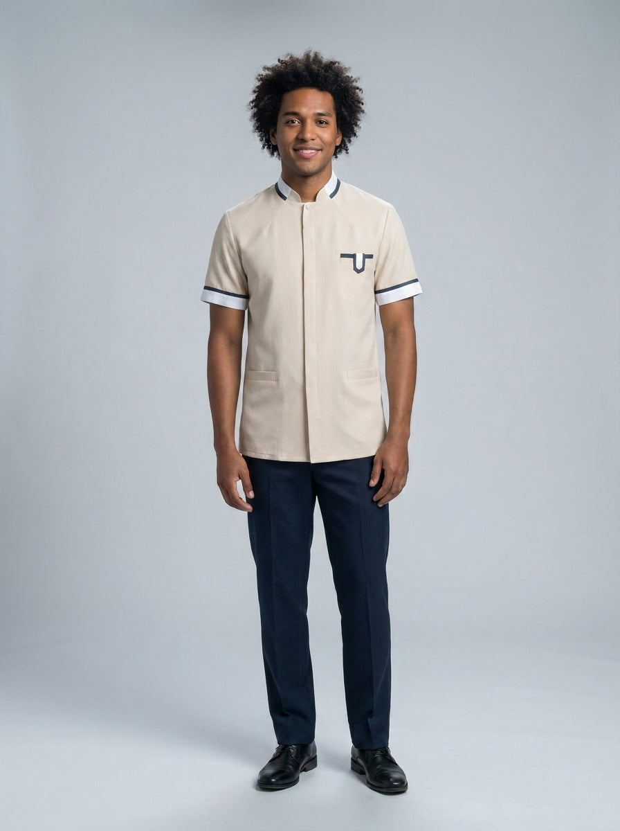 Camisa beige de manga corta con cuello mao y vivo azul marino en cuello y puños, para resort.