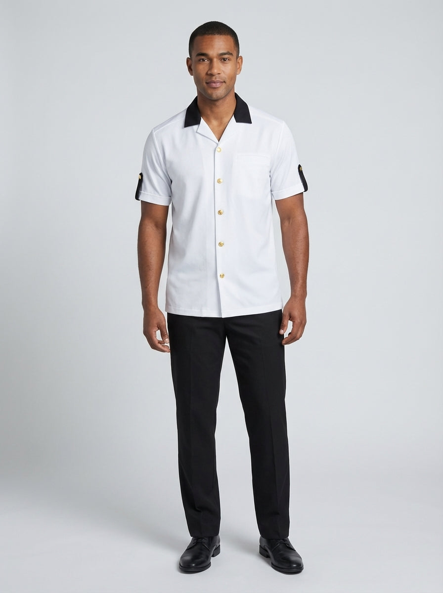 Caballero con camisa blanca de cuello negro, botones dorados y charreteras con pantalón negro para bellboy y valet de hotel.