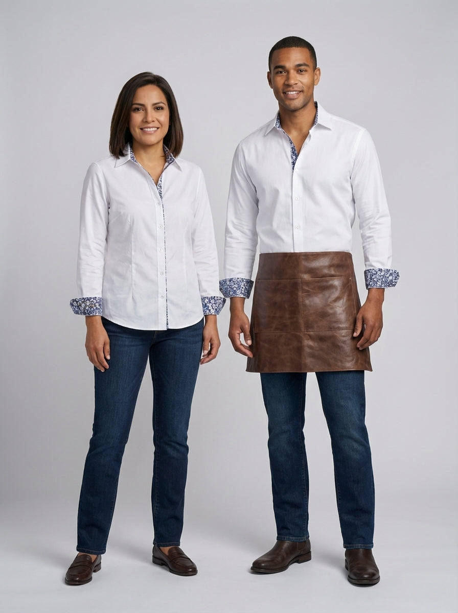 Dama y caballero con camisa blanca de detalle floral azul en cuello y puños para personal de restaurante.