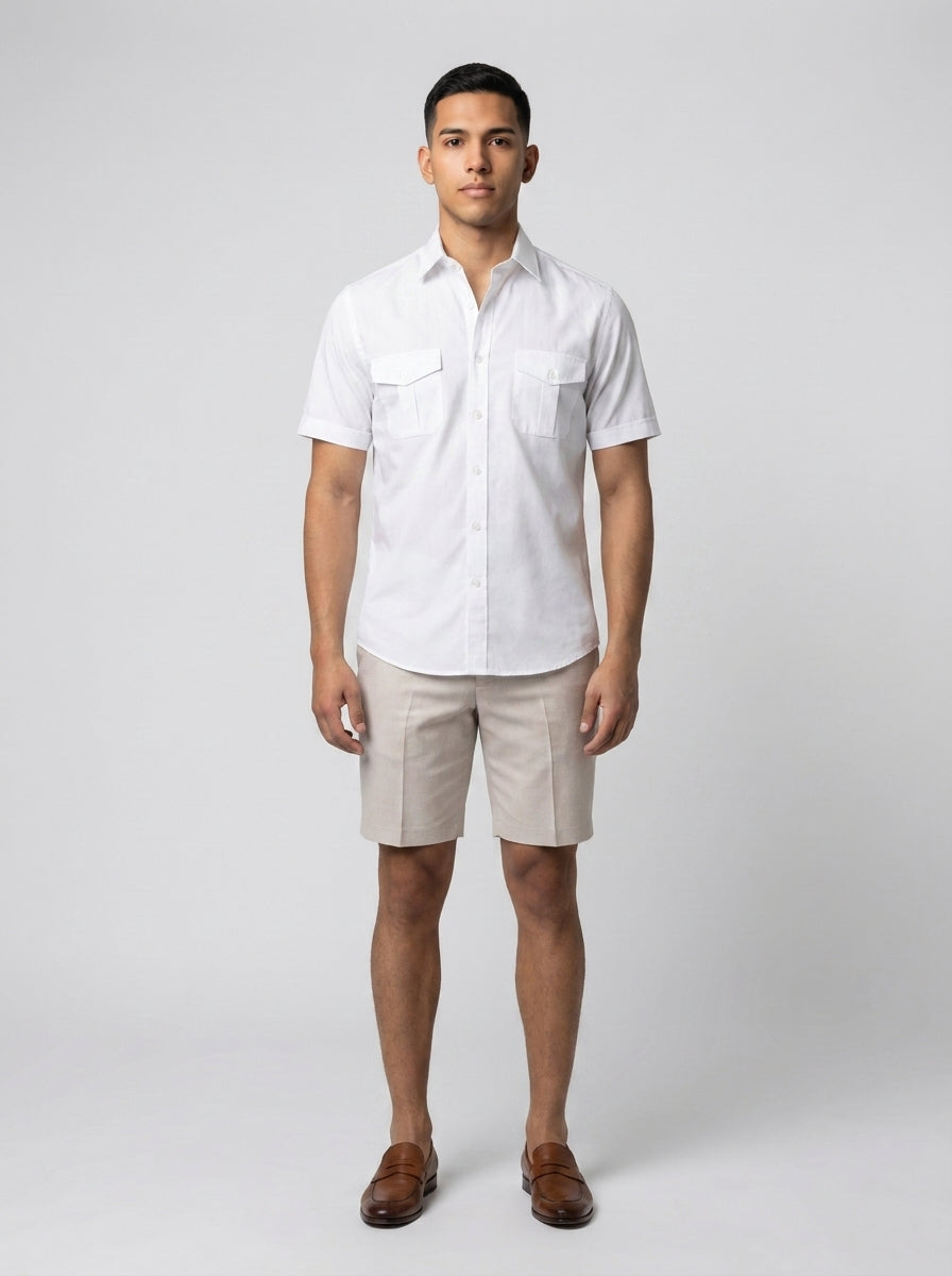 Caballero con camisa blanca safari de bolsillos y bermuda de lino beige para personal de alberca de resort.