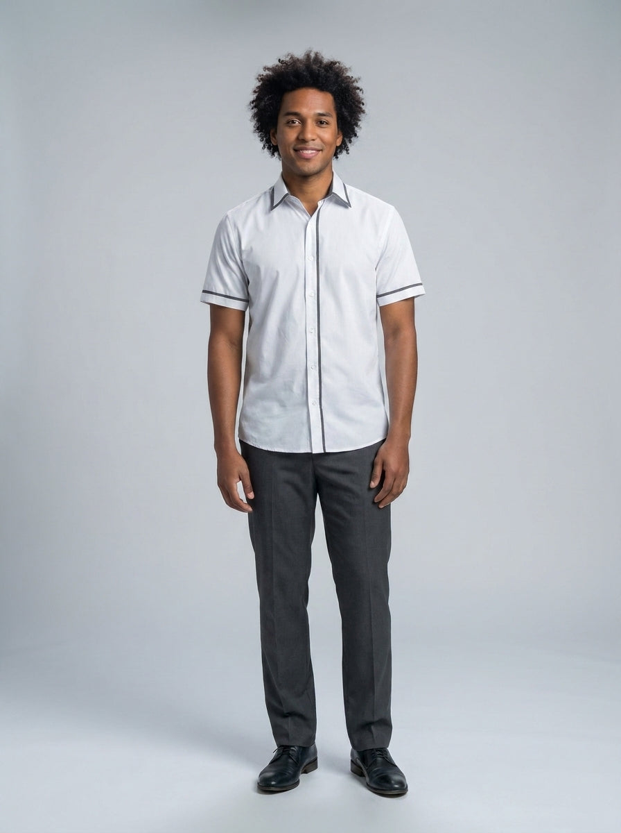 Caballero con camisa blanca de manga corta y vivo gris con pantalón gris oscuro para mozo de cuartos de hotel.