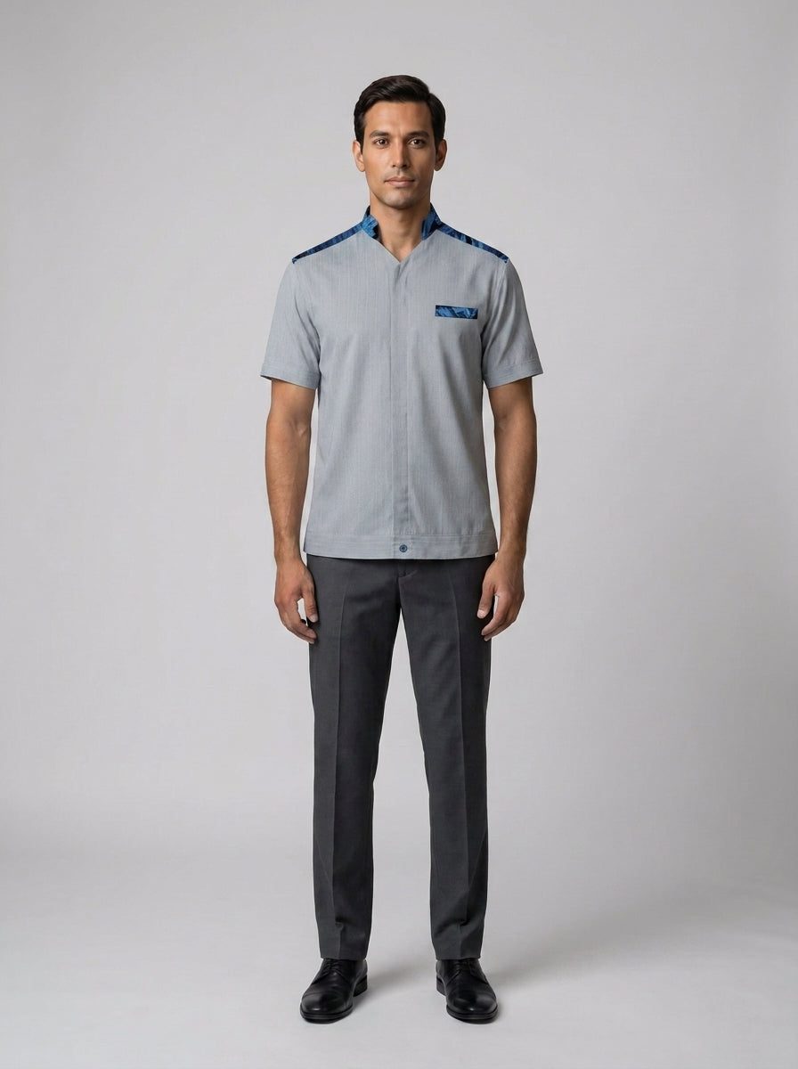 Camisa gris de manga corta con cuello mao y vivo estampado azul en hombros y bolsillo, para resort.