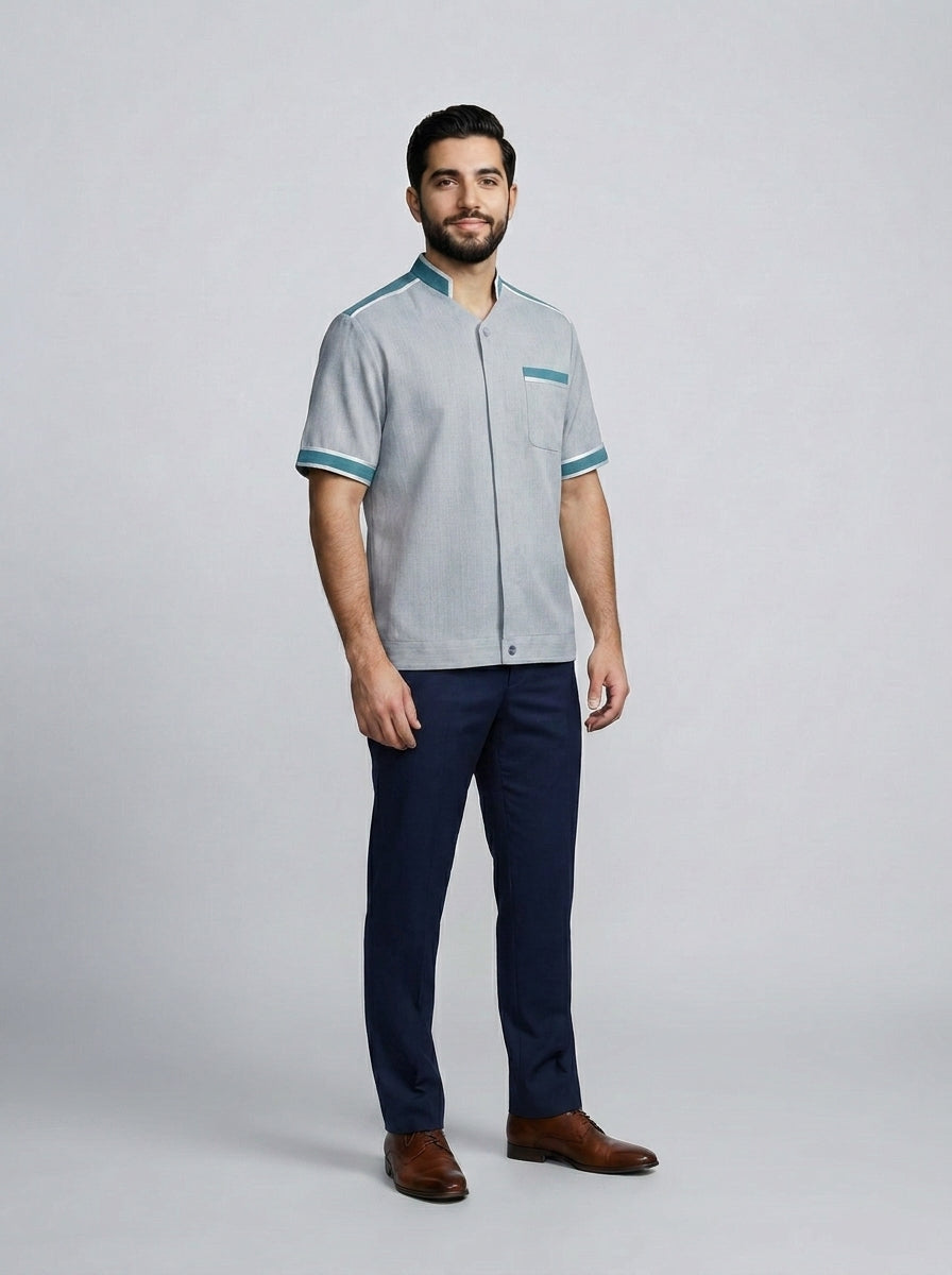 Camisa gris de manga corta con cuello mao y vivo verde azulado en hombros y puños, para resort.