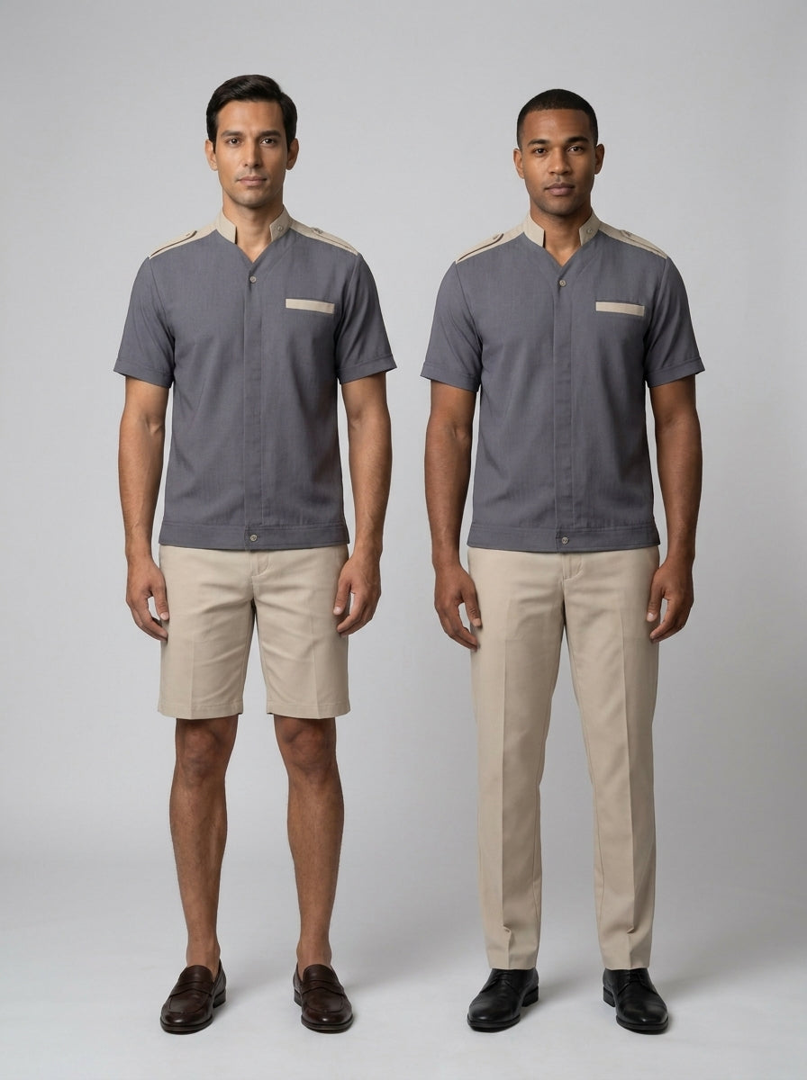 Dos caballeros con camisa gris de hombros beige, uno con bermuda y otro con pantalón, para mozo de cuartos de hotel.