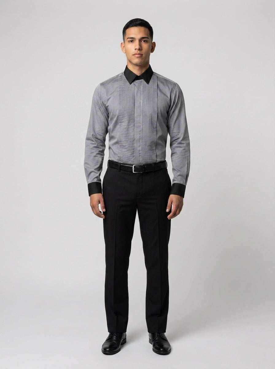 Caballero con camisa gris manga larga de pechera plisada, cuello y puños negros para casino y gala.
