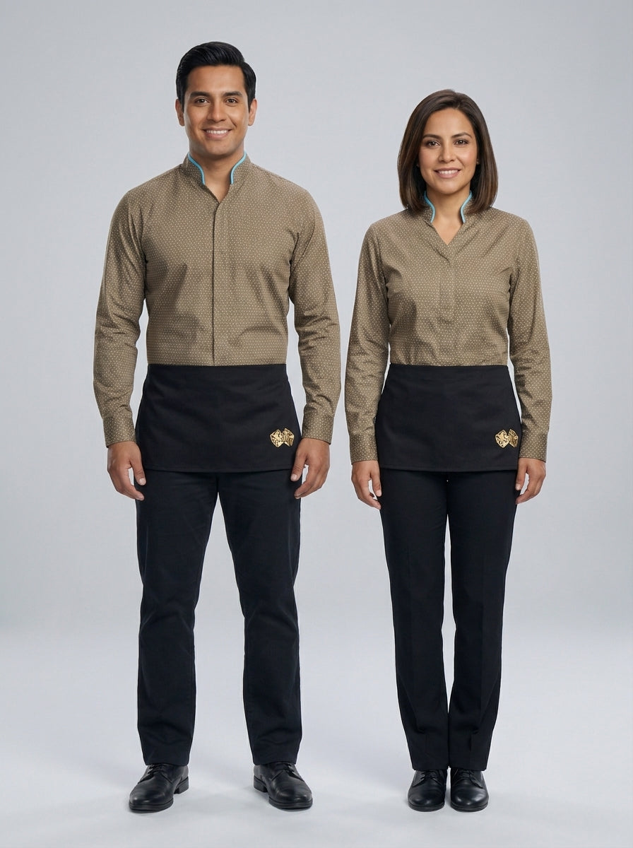 Dama y caballero con camisa khaki de puntos y cuello mao turquesa, con mandil negro con dados dorados para personal de casino.