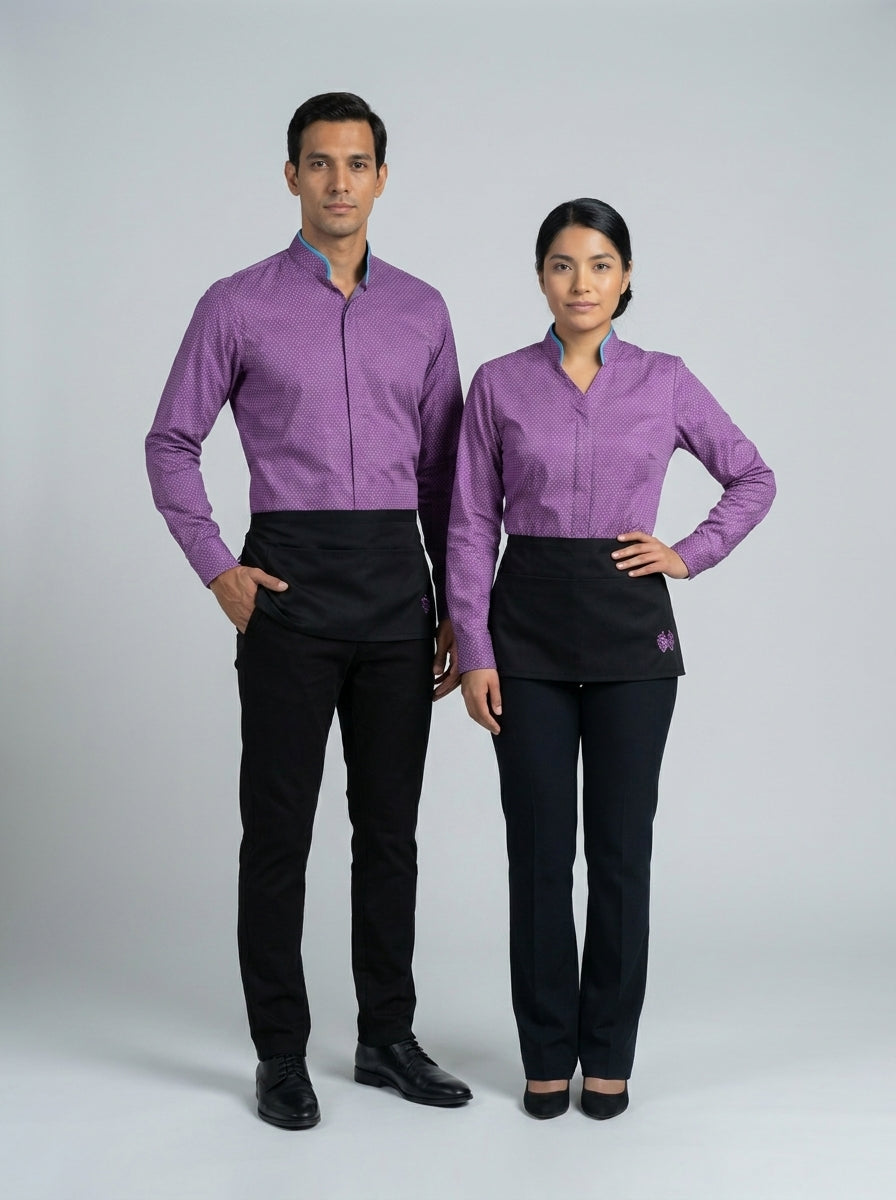 Camisa morada manga larga con cuello mao y detalle turquesa, versión femenina y masculina para dealer de casino.