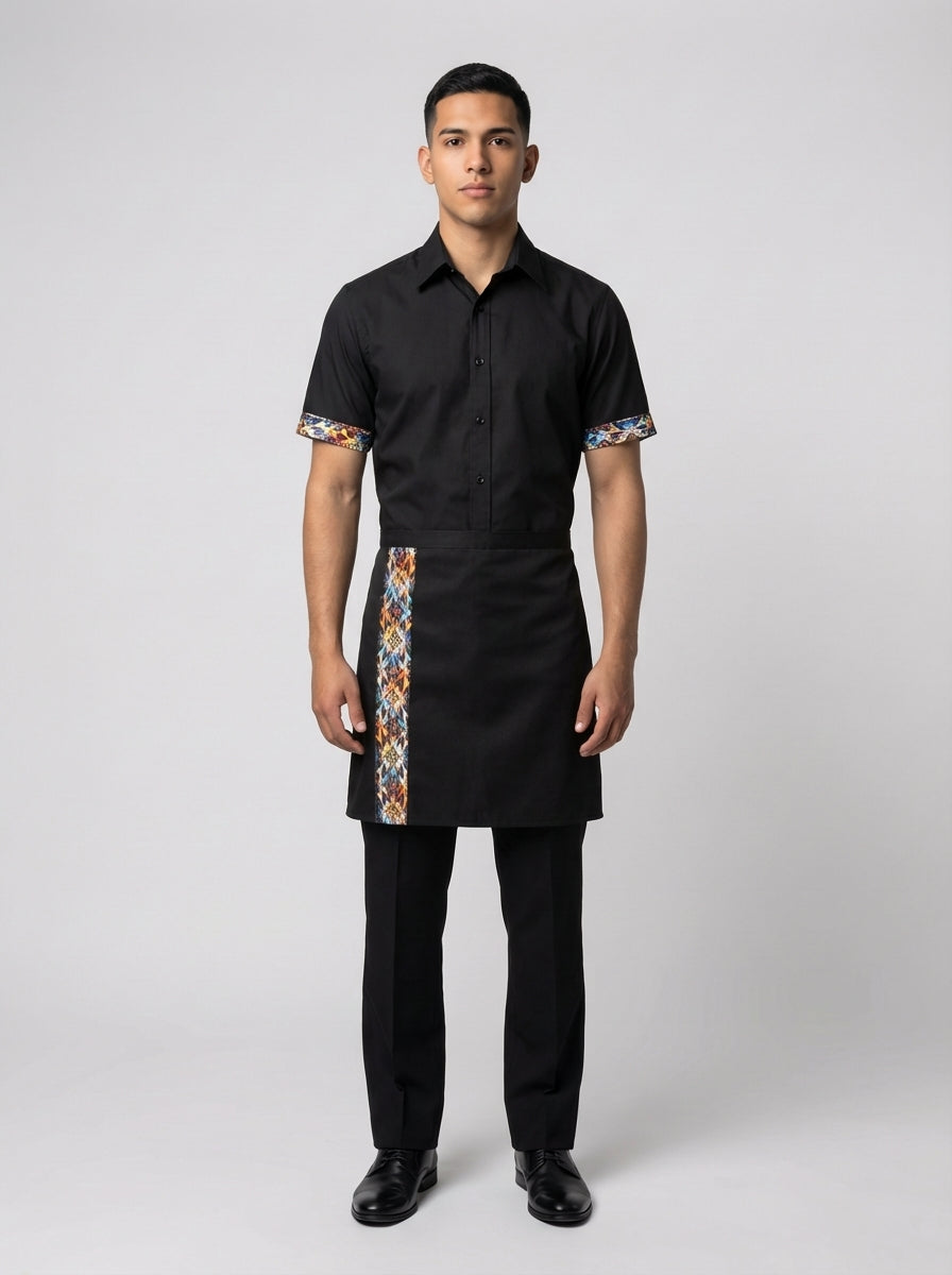 Caballero con camisa negra de detalle estampado en puños y mandil negro para mesero de restaurante.