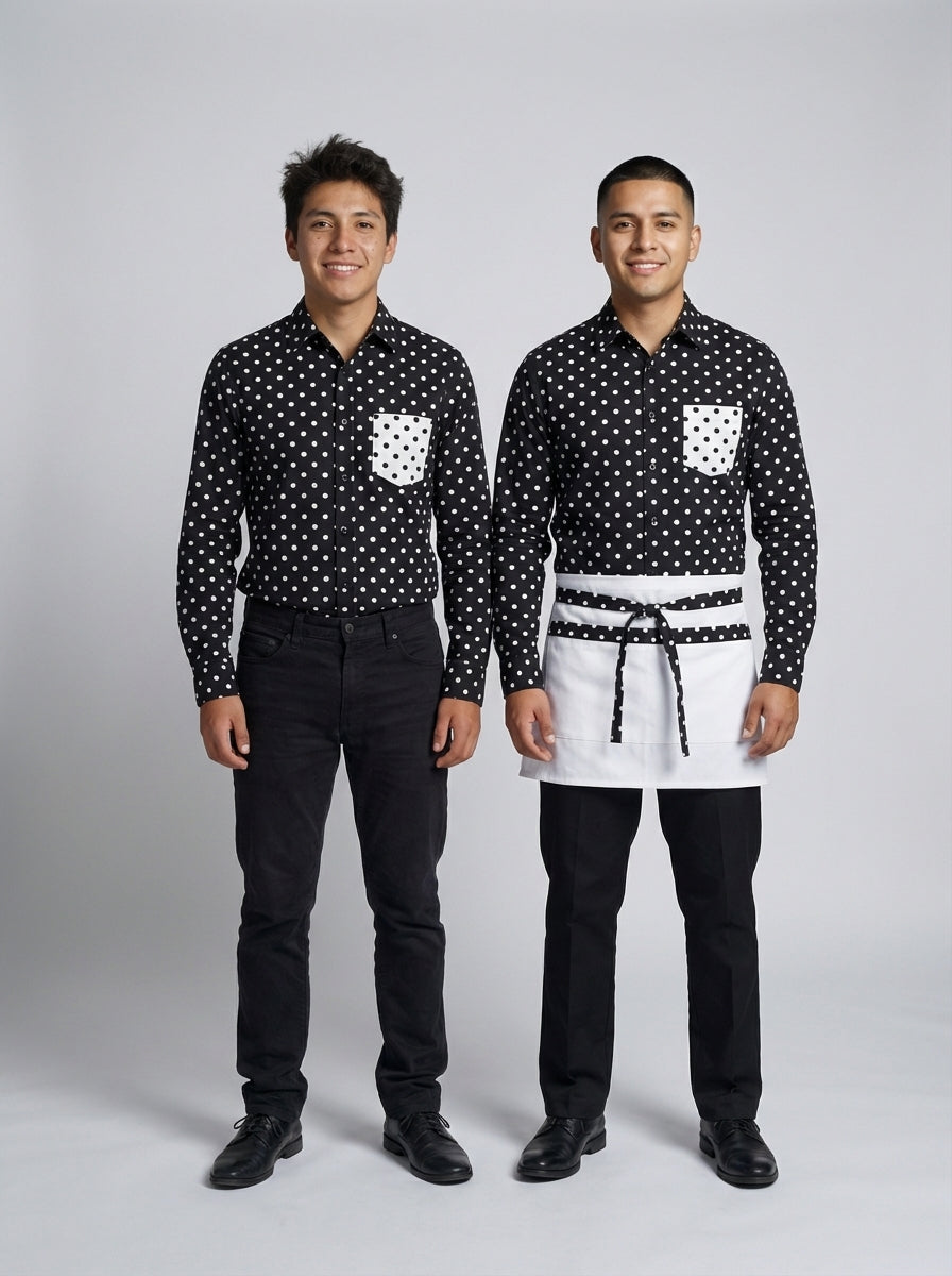 Dos caballeros con camisa negra de lunares blancos y mandil blanco para mesero de restaurante.