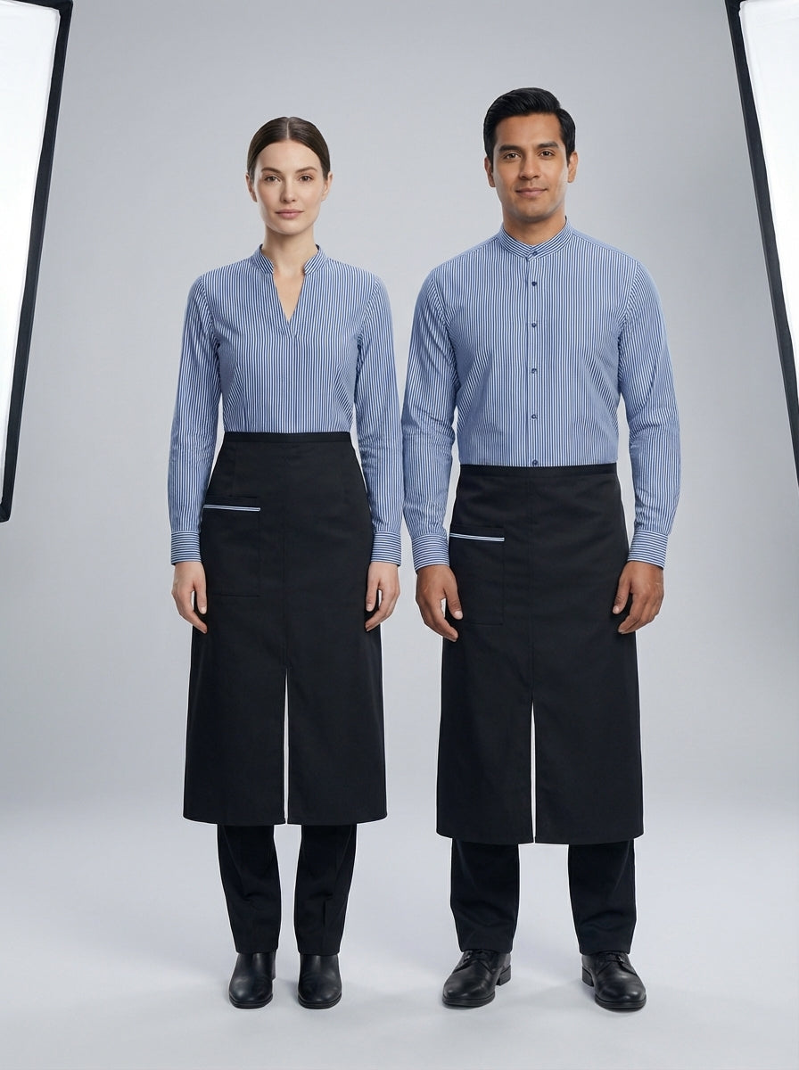 Dama y caballero con camisa de rayas azul de cuello mao y mandil negro para personal de restaurante.