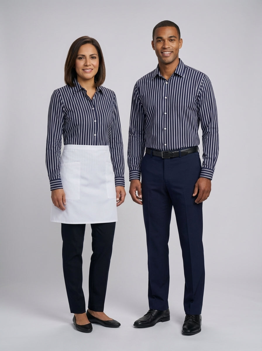 Dama y caballero con camisa de rayas anchas azul marino y mandil blanco para personal de restaurante.
