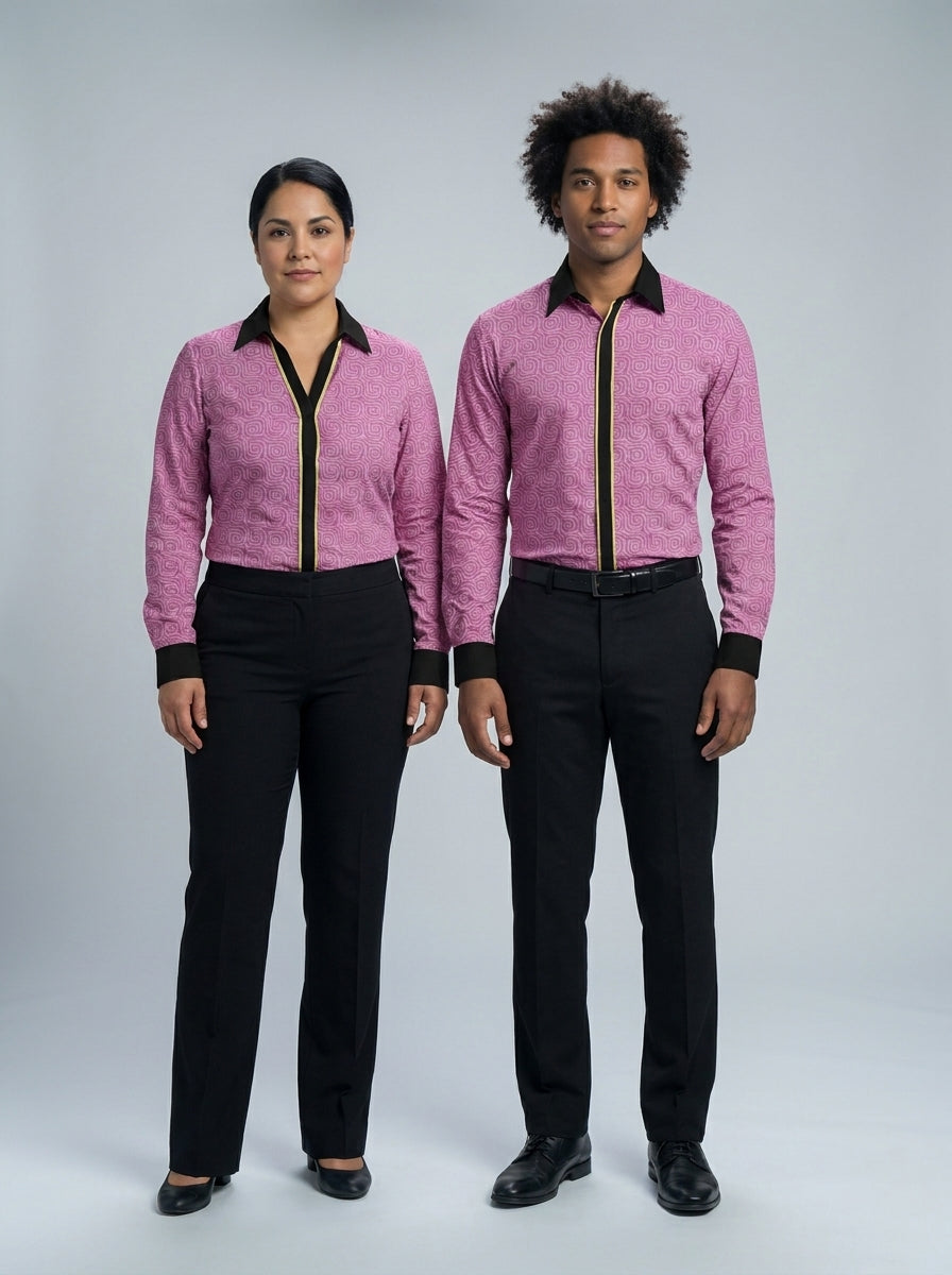 Camisa rosa con estampado y cuello negro, franja dorada central, versión femenina y masculina para dealer de casino.