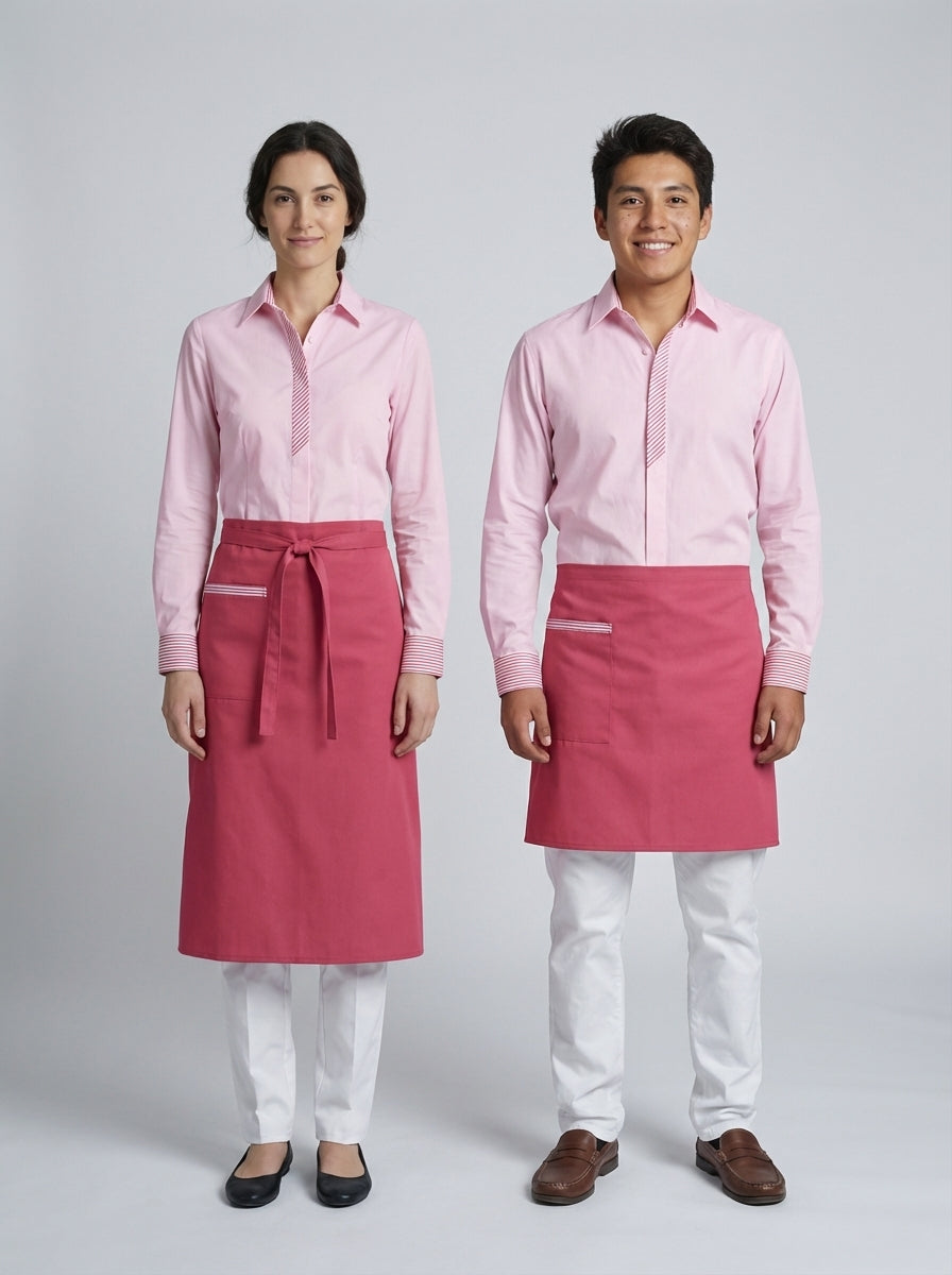 Dama y caballero con camisa rosa de vista de rayas y mandil coral para personal de restaurante.