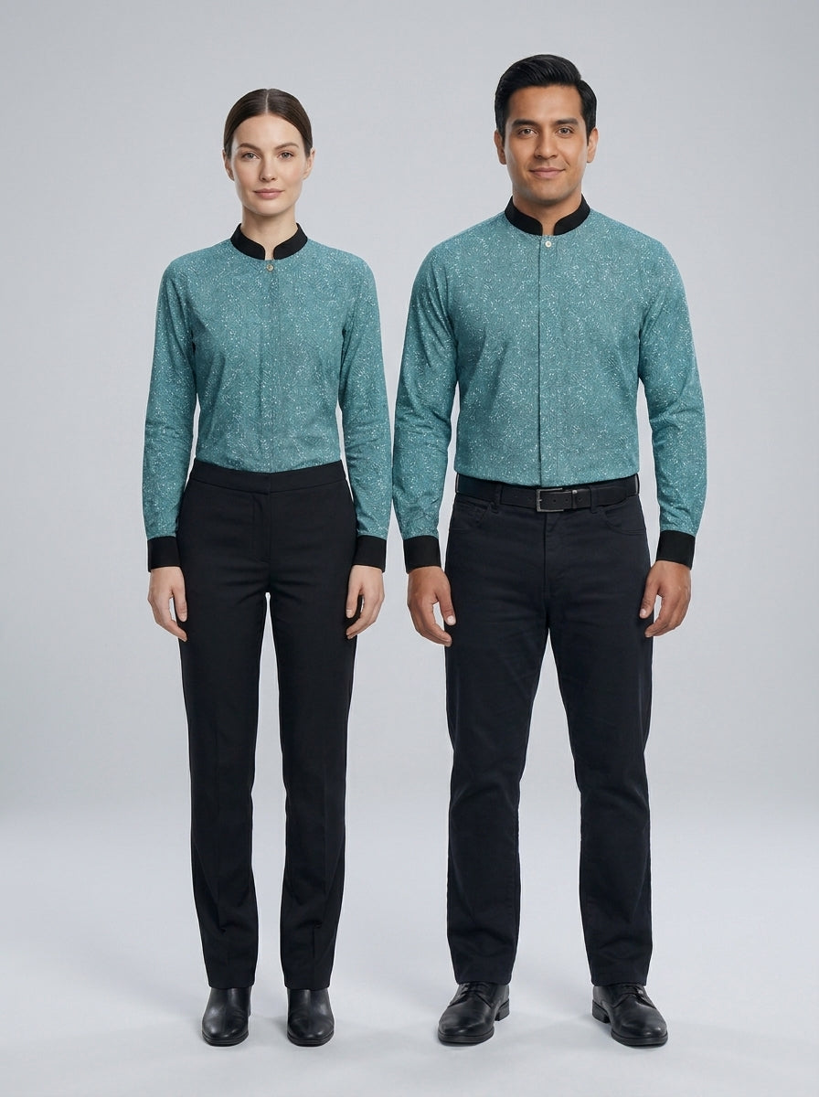 Camisa turquesa con estampado fino y cuello mao negro, cierre central, versión femenina y masculina para dealer de casino.