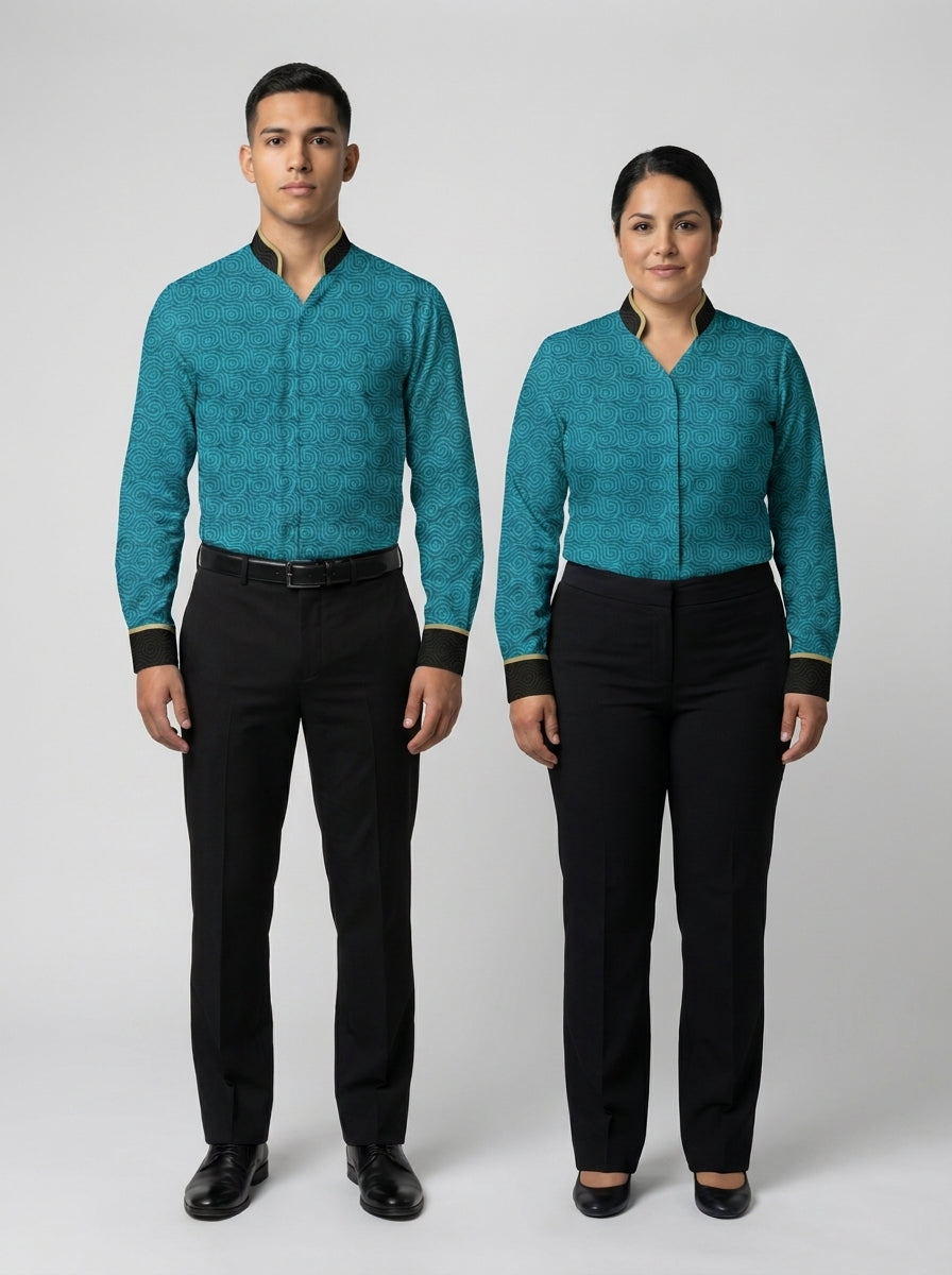 Camisa turquesa con estampado y cuello mao con detalle dorado, versión femenina y masculina para dealer de casino.