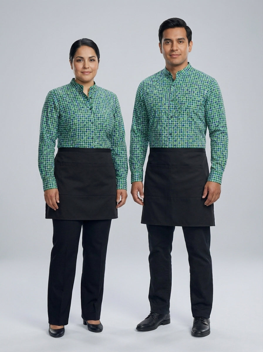 Camisa verde con estampado de cuadros, cuello mao y mandil negro, versión femenina y masculina para dealer de casino.