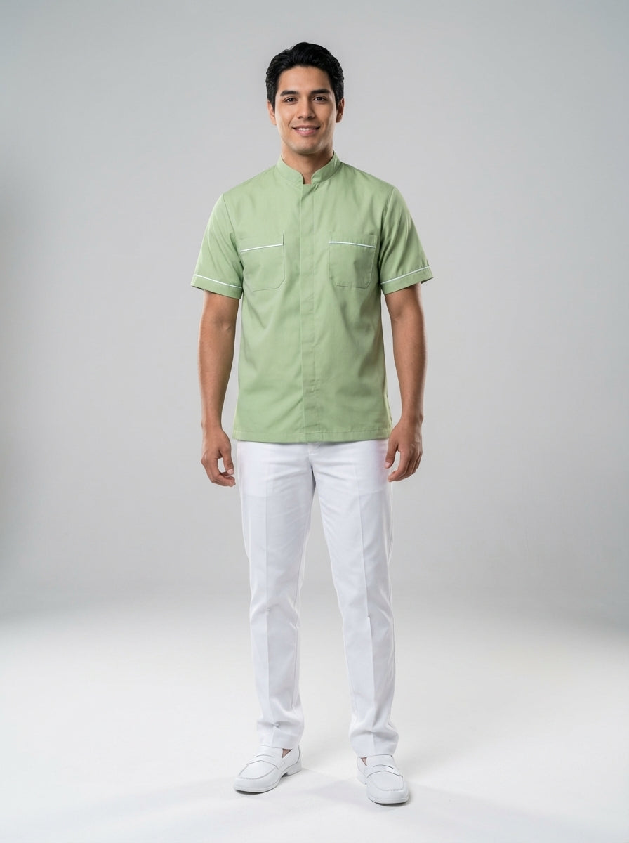 Caballero con camisa verde pistache de cuello mao y vivo blanco con pantalón blanco para bellboy y valet de hotel.