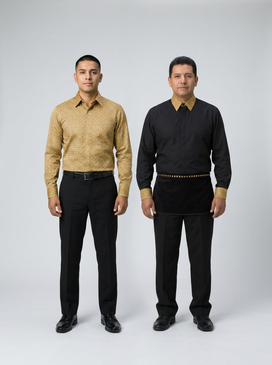 Caballero con camisa dorada estampada y caballero con camisa negra con detalles dorados y mandil para personal de casino.
