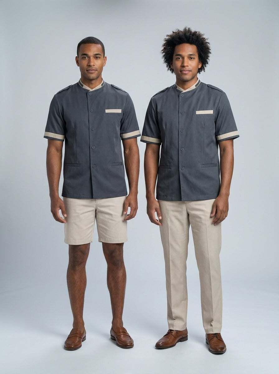 Dos caballeros con camisa gris carbón de cuello mao, charreteras y vivo beige, bermuda y pantalón, para resort.