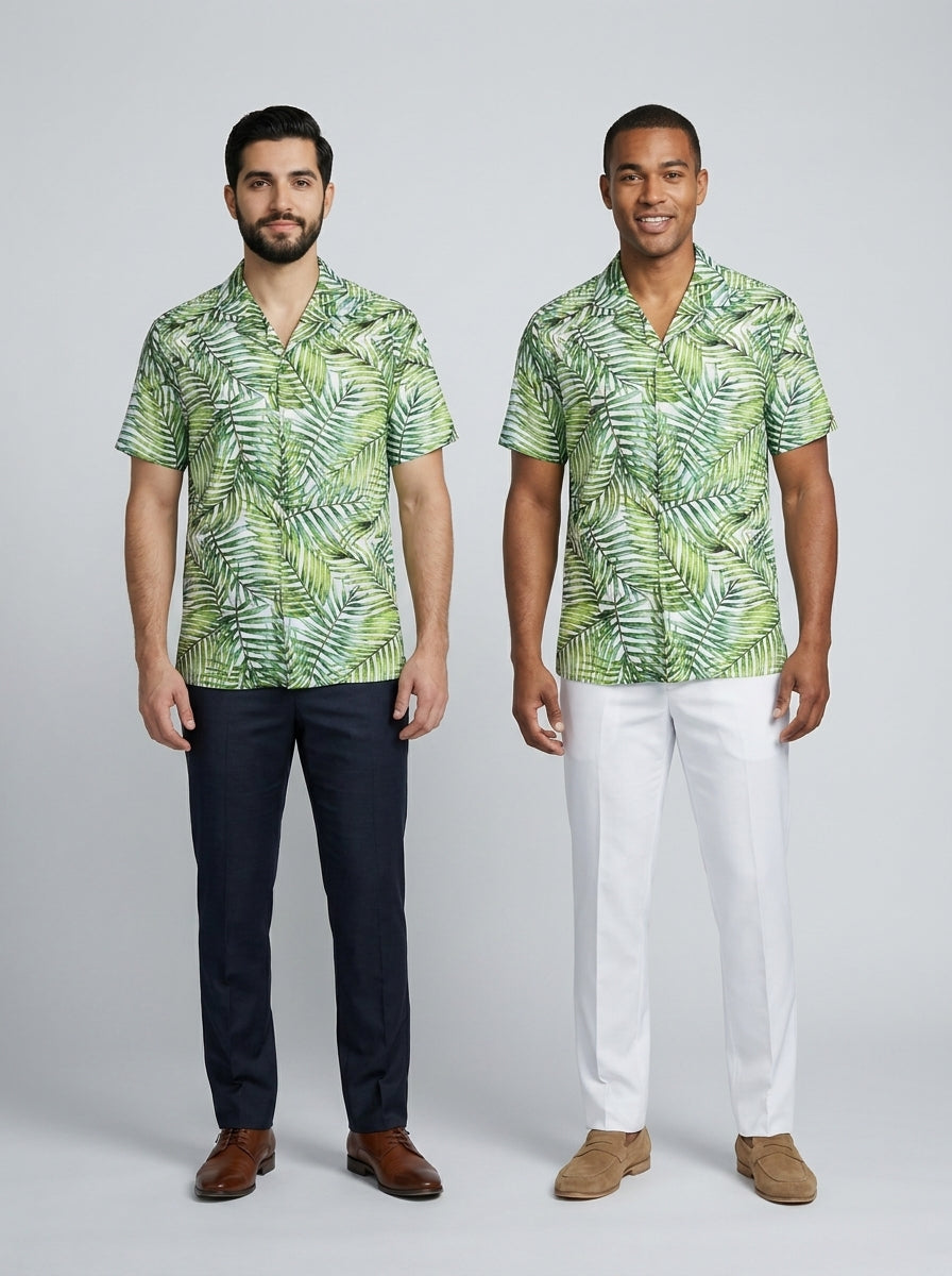 Dos caballeros con camisa tropical de palmeras verde y pantalón azul marino y blanco, para resort.