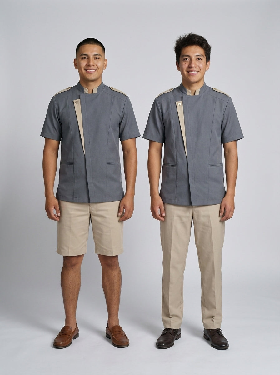 Dos caballeros con casaca gris de cuello mao, placket asimétrico beige y charreteras, para personal de resort.