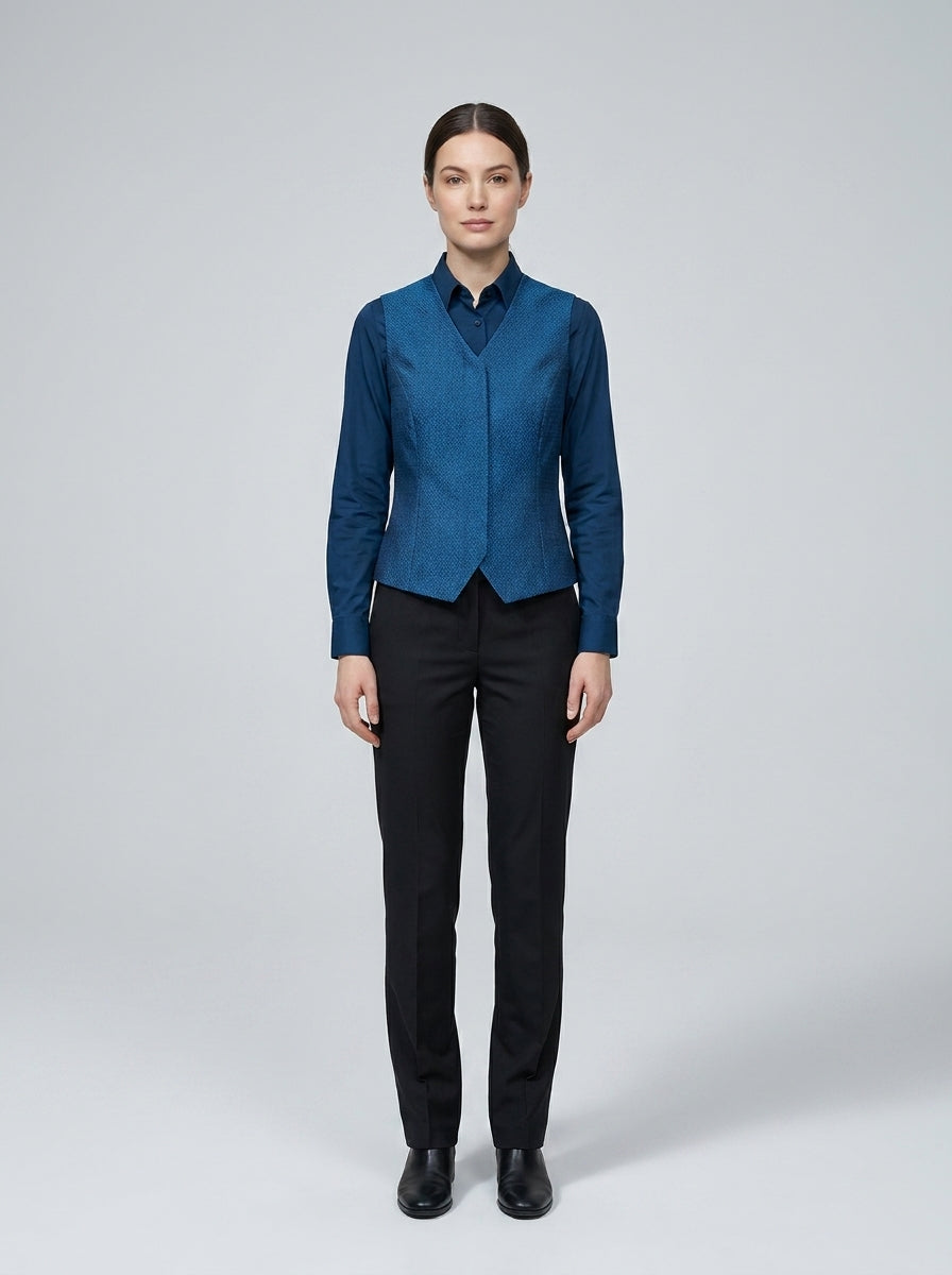 Chaleco azul marino femenino de estampado jacquard sobre camisa azul para dealer de casino.