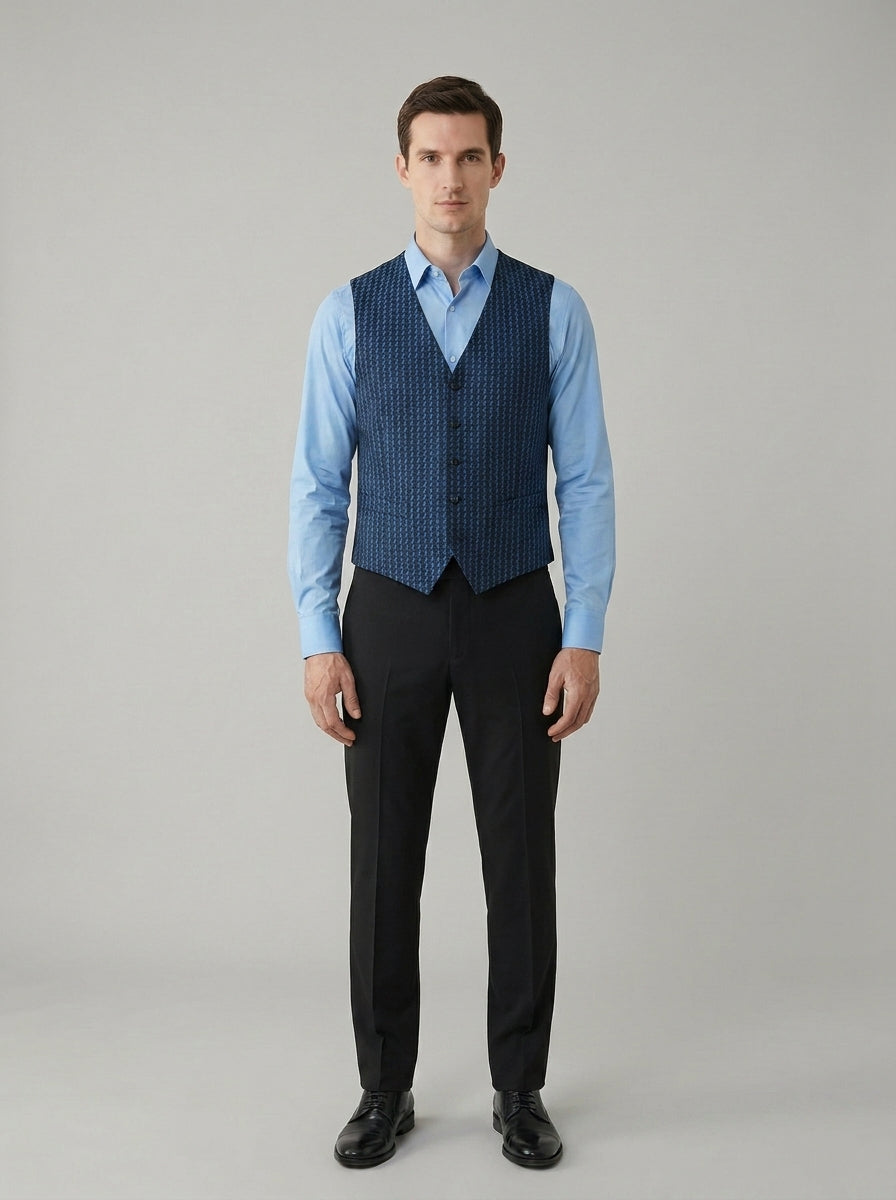 Chaleco azul oscuro de estampado jacquard sobre camisa azul cielo y corbata negra para dealer de casino.