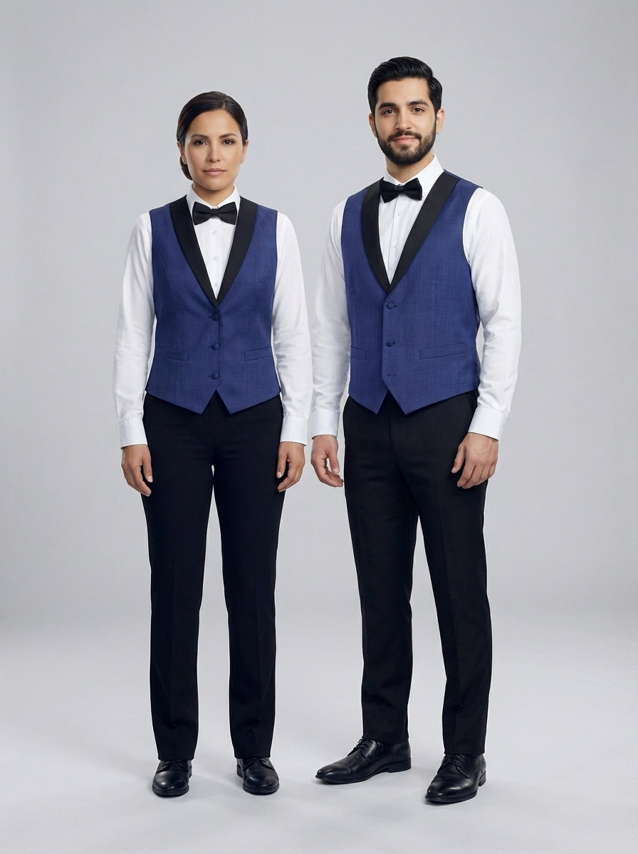 Dama y caballero con chaleco azul de solapa de esmoquin negra sobre camisa blanca con moño negro para personal de restaurante.