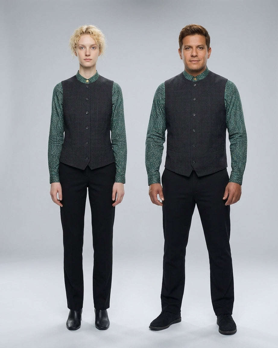 Dama y caballero con chaleco gris de cuello mao y camisa verde estampada para personal de restaurante.