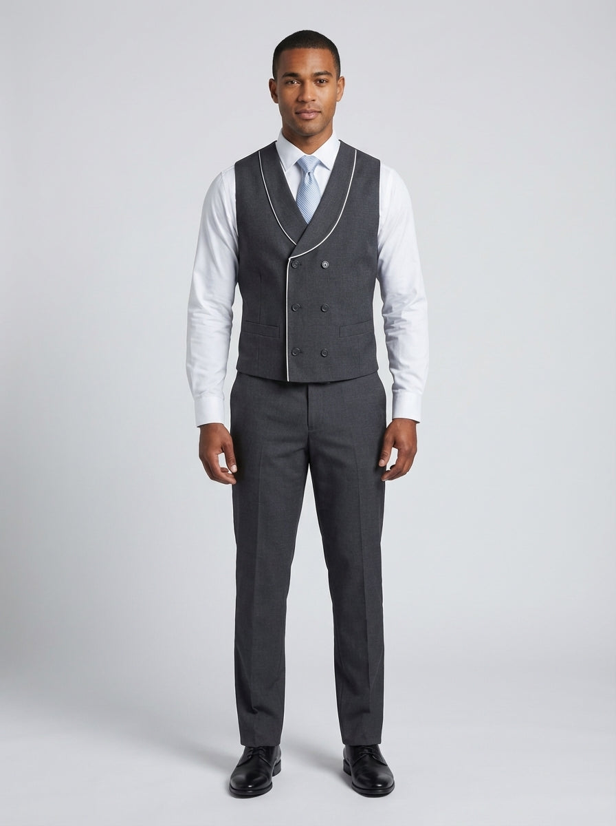 Caballero con chaleco gris de solapa chal y vivo blanco con camisa blanca y corbata para concierge y valet de hotel.