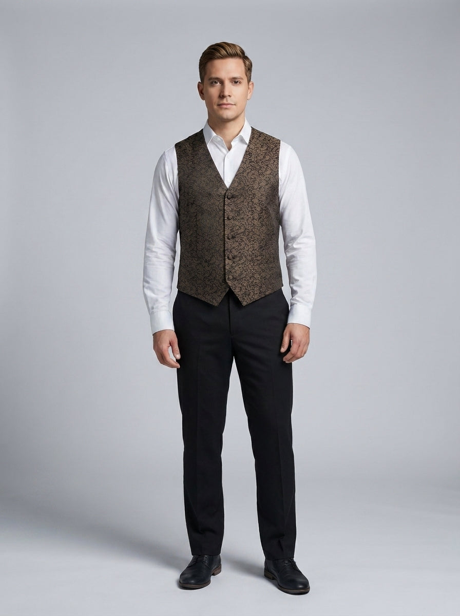 Caballero con chaleco marrón oscuro de estampado paisley y cuello en V sobre camisa blanca para dealer de casino.