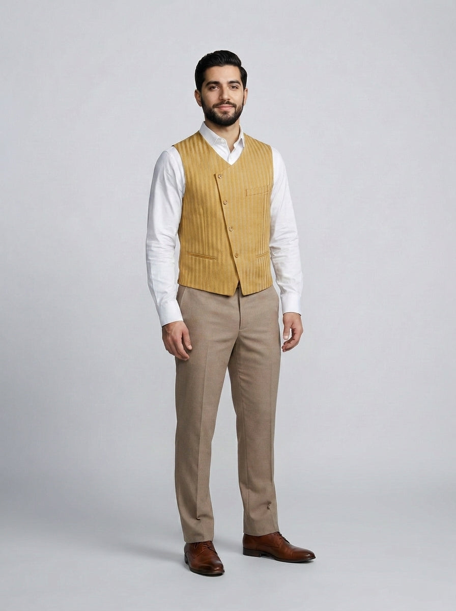 Caballero con chaleco mostaza cruzado sobre camisa blanca y pantalón beige para personal de restaurante.