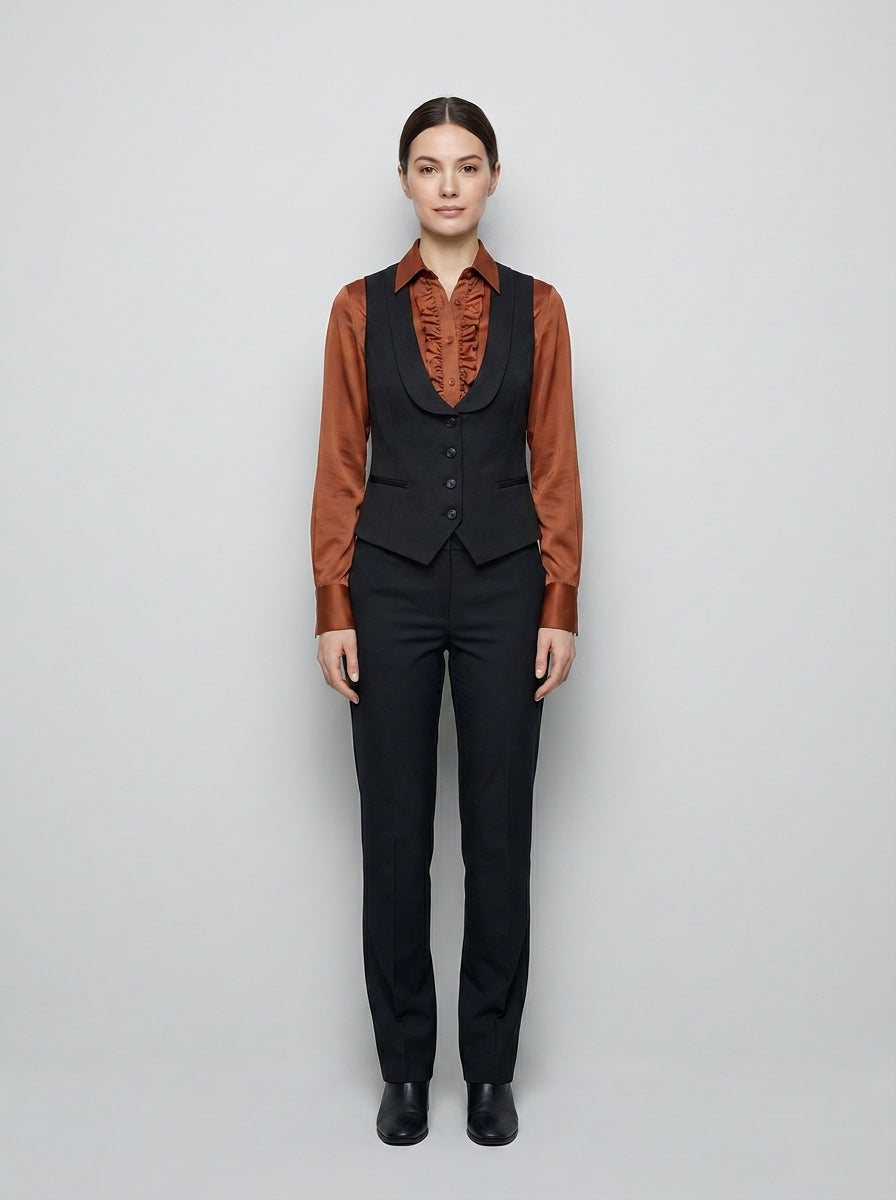 Dama con chaleco negro de cuello chal y camisa cobre de pechera fruncida para personal de casino.
