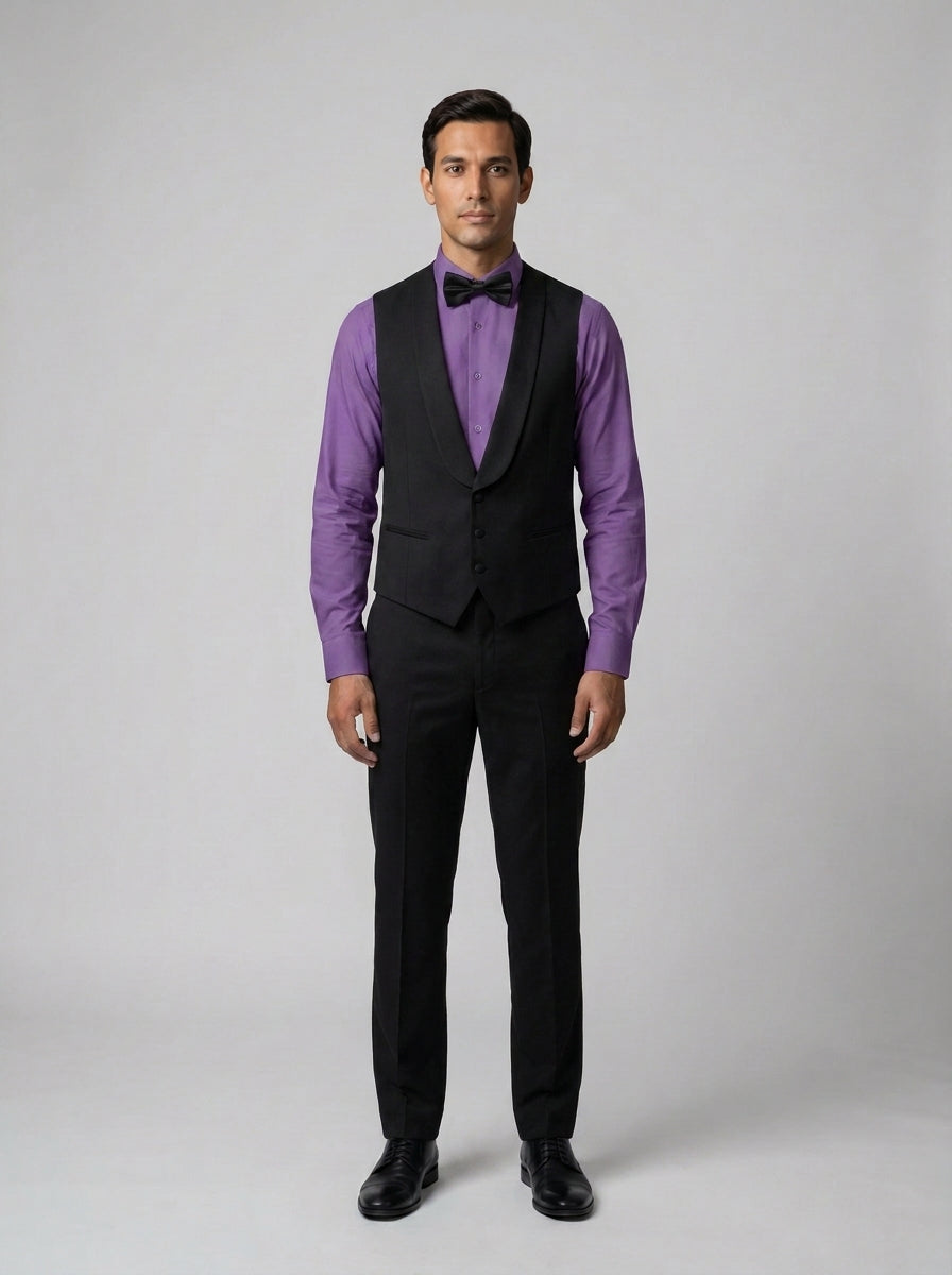 Caballero con chaleco negro de cuello chal sobre camisa morada y moño negro para dealer de casino.