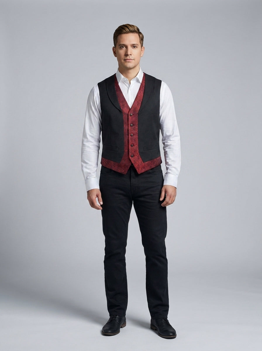 Caballero con chaleco negro y forro interior rojo floral visible en cuello en V, sobre camisa blanca para dealer de casino.