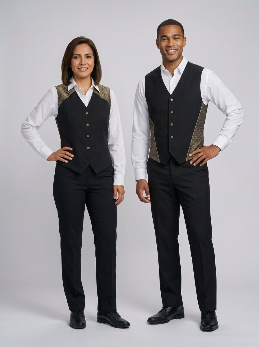 Dama y caballero con chaleco negro y paneles dorados estampados en hombros y laterales para dealer de casino.