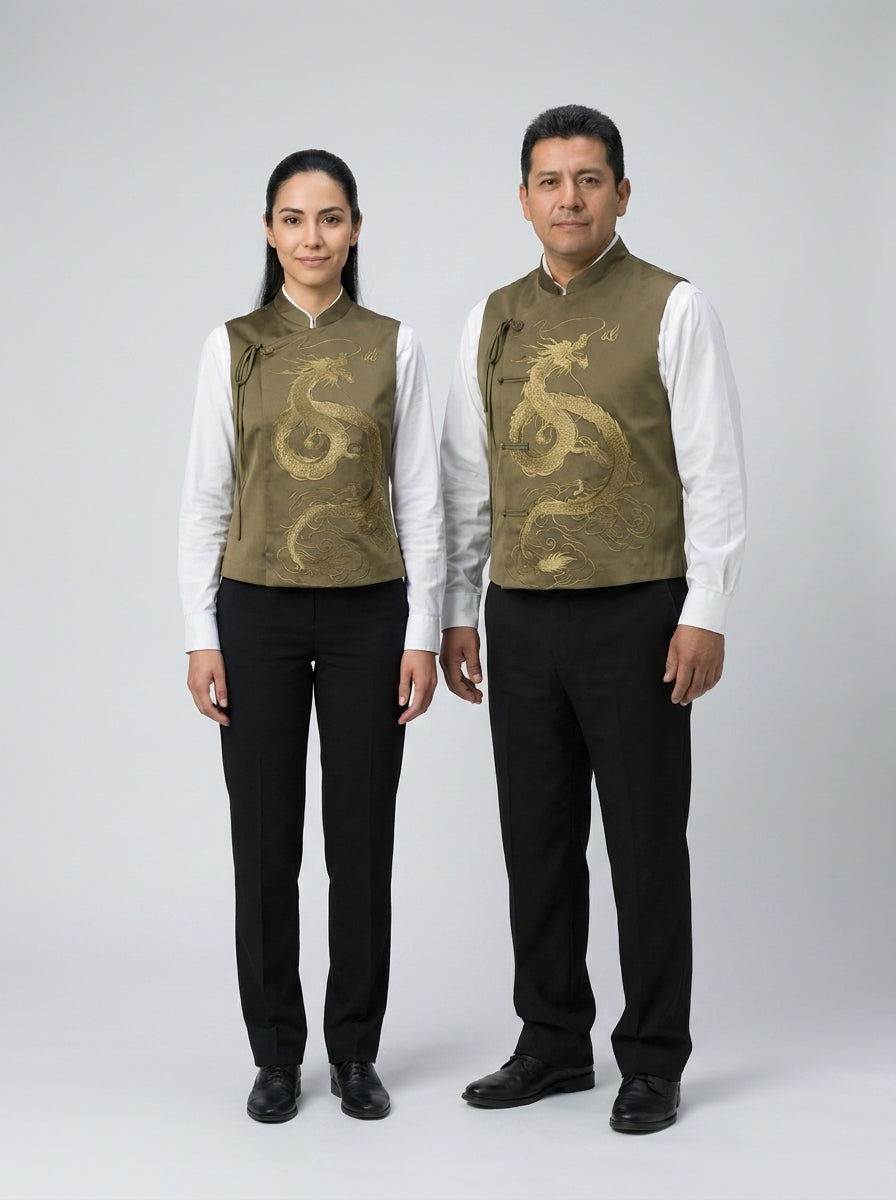 Dama y caballero con chaleco verde de cuello mao y bordado de dragón dorado para restaurante asiático.