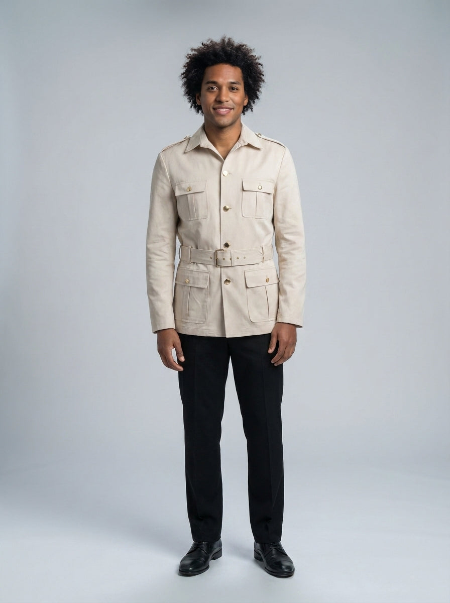 Caballero con chaqueta safari beige de charreteras y bolsillos con tapa sobre pantalón negro para seguridad hotelera.