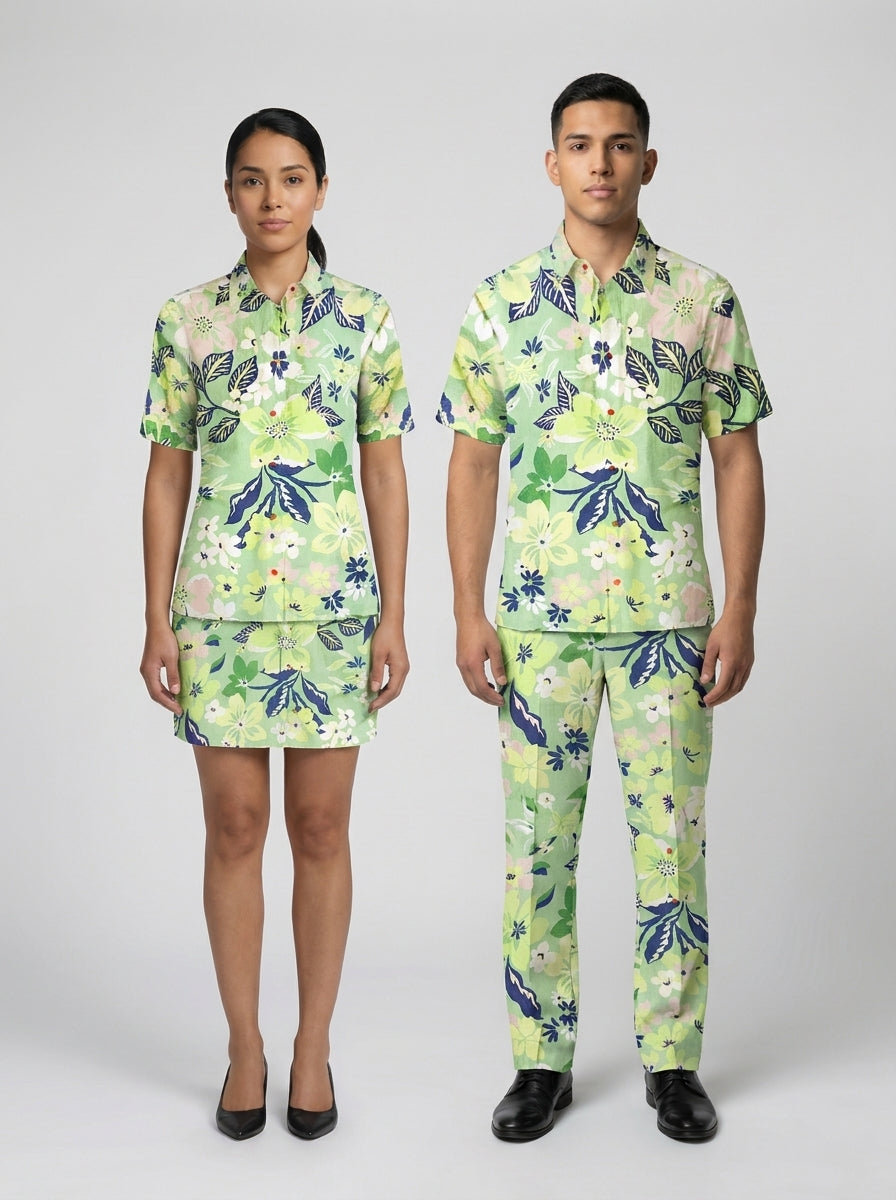 Dama con blusa y falda floral verde y caballero con camisa y pantalón floral verde para personal de alberca de resort.