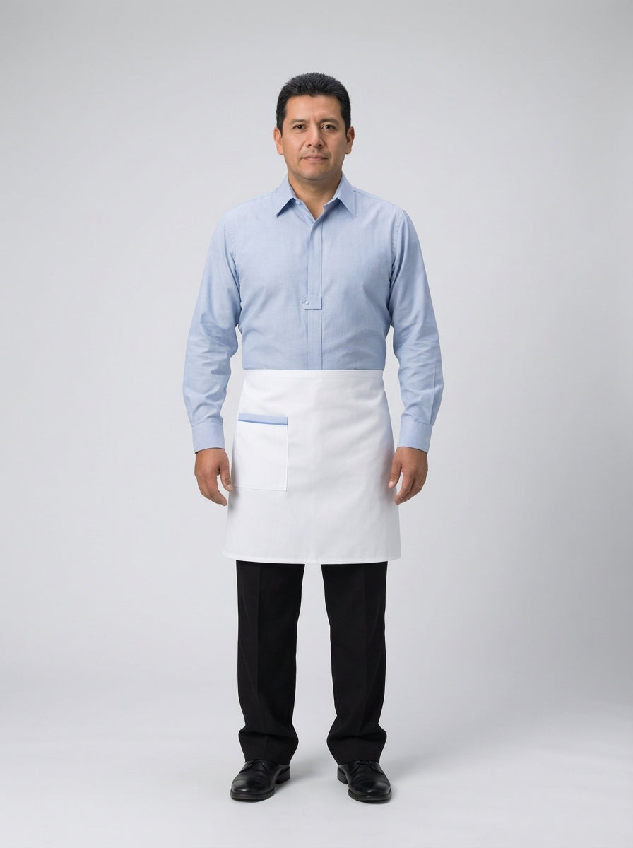 Mandil medio blanco con bolsillo y detalle en azul para personal de servicio de restaurante y hotel.