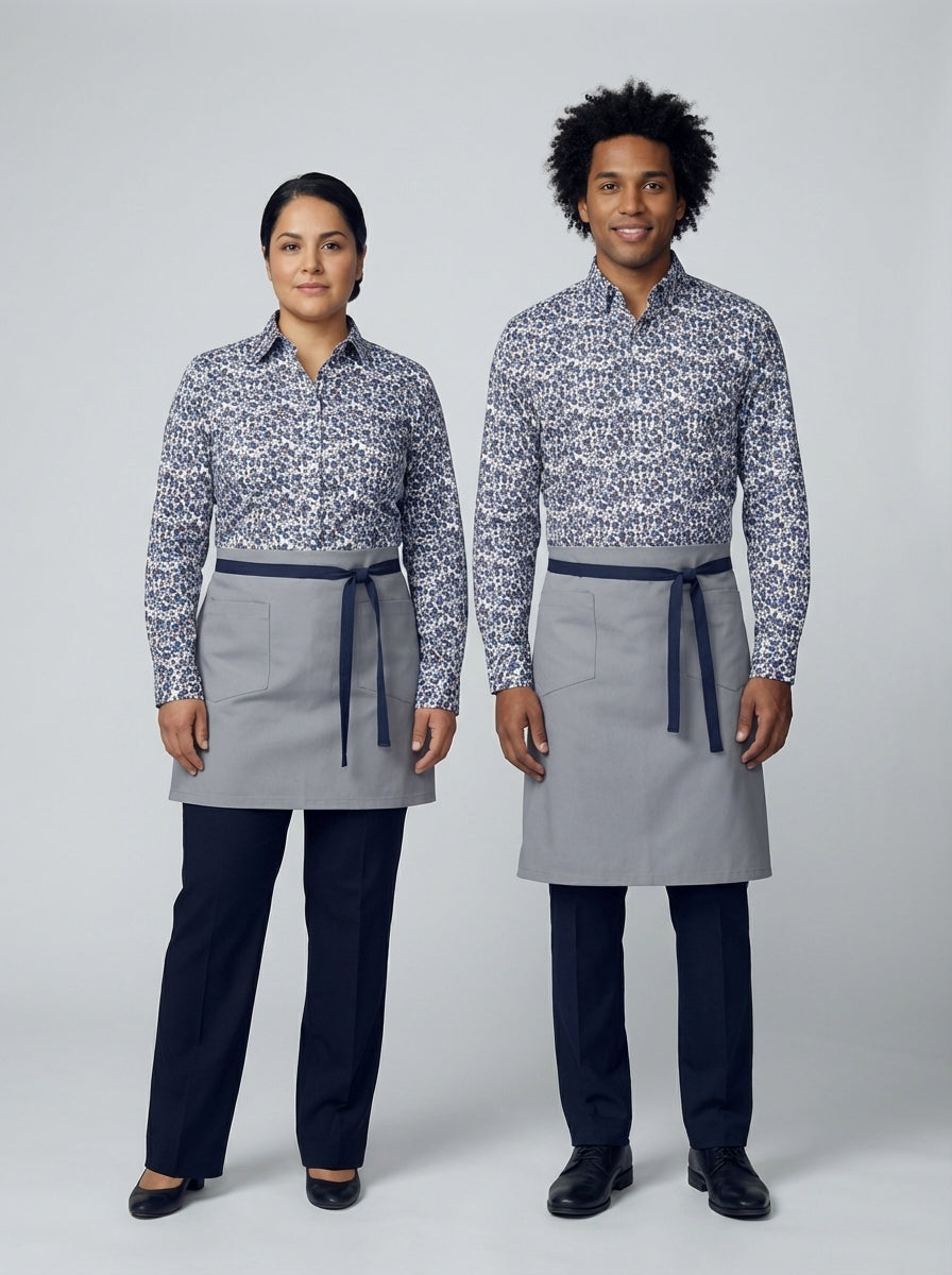 Mandil medio gris con cinturón azul marino combinado con camisa estampada de flores azules para mesero.