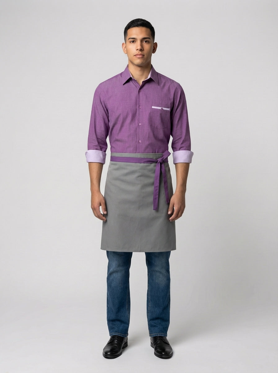 Mandil medio gris con cinturón lila combinado con camisa morada de puños lilas para mesero de restaurante.